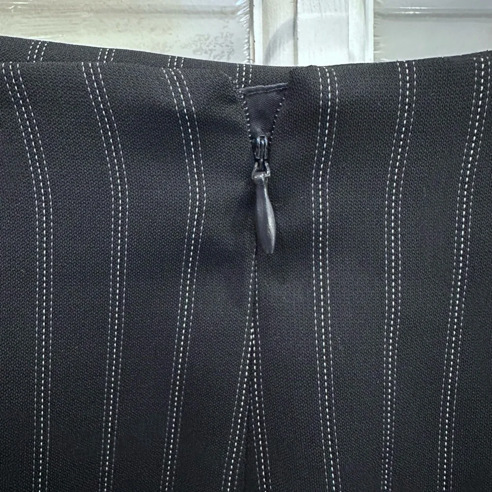 Yansi Fugel Classic Elegant Black Pinstripe Trumpet Ruffle Hem Skirt Size 10